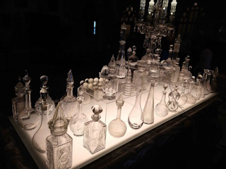 Photo of a glassware collection in De Haar castle.