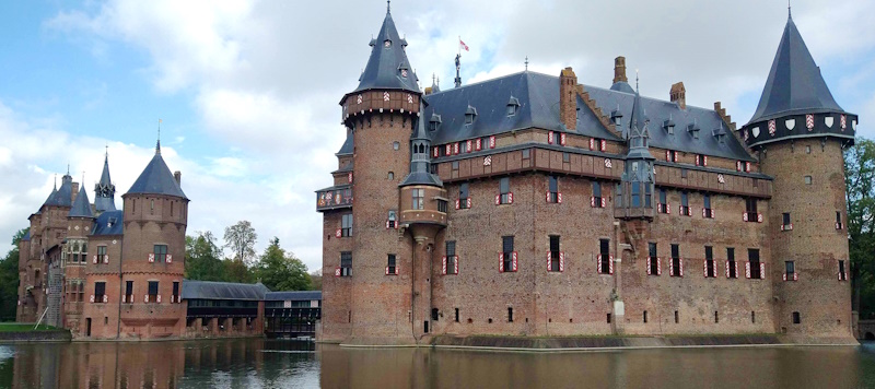 A photo of De Haar castle from the outside.